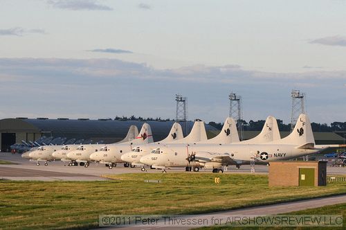 US-Navy P3-C Orions and a CP-140 Aurora from the Canadian Forces ( 407 sqn. 